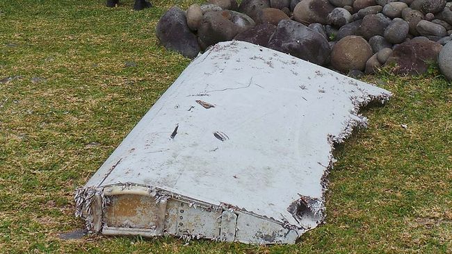 Right wing MH370 flaperon debris - trailing edge missing