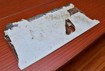 Left wing MH370 outer flap, trailing edge debris