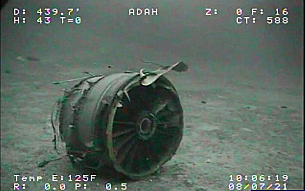 Transair Flight 810 Boeing 737 Cargo detached engine wreck - proposed similarity with MH370